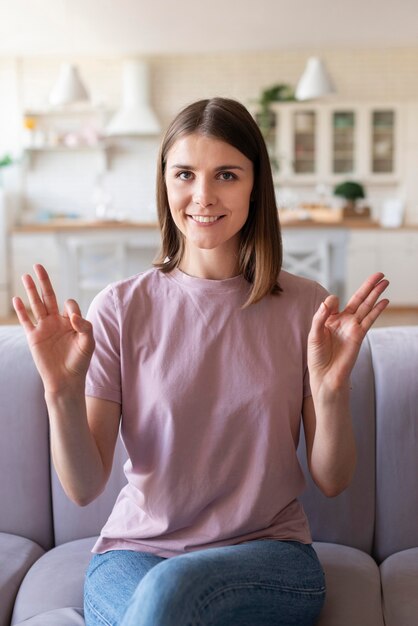Vue frontale, de, femme, utilisation, langue signes