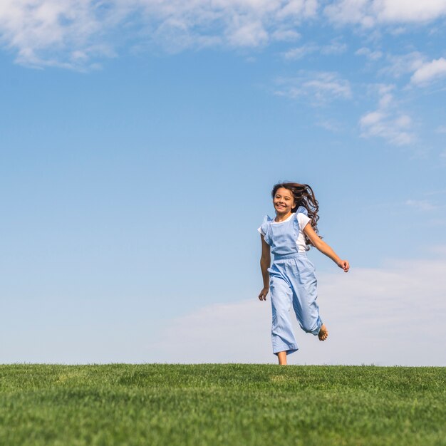 Vue frontale, fille, courant, sur, herbe