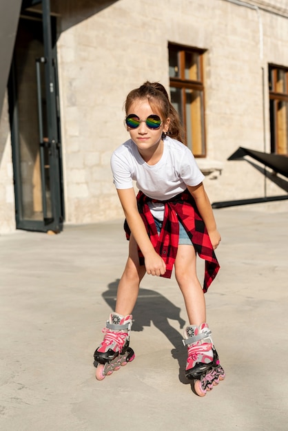 Photo gratuite vue frontale, de, fille, à, patins à roues alignées