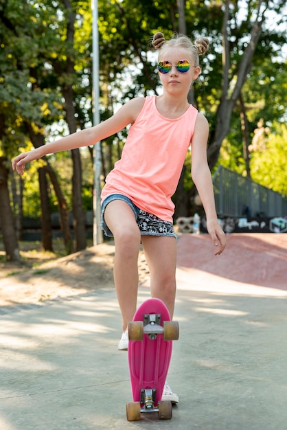 Vue frontale, de, fille, sur, skateboard rose