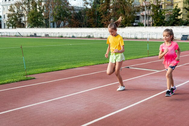 Vue frontale, de, filles, courir, piste