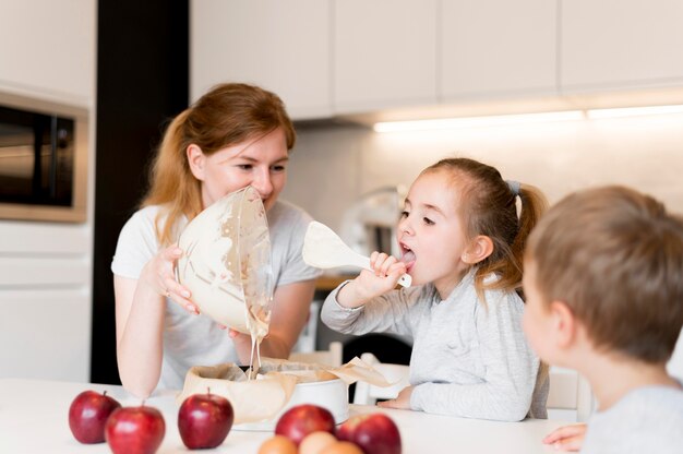 Vue frontale, de, frères soeurs, cuisine, chez soi