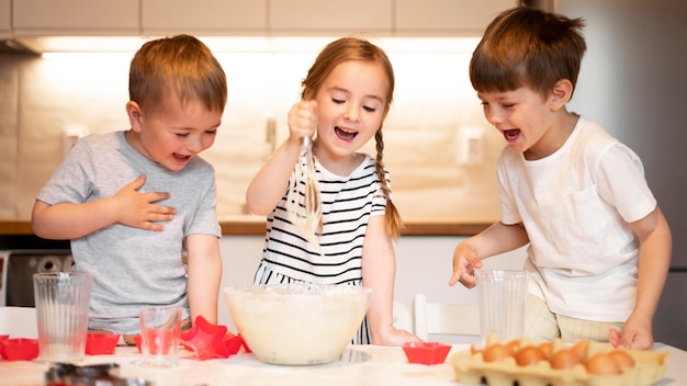 Vue frontale, de, frères soeurs, cuisine, chez soi