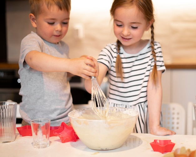 Vue frontale, de, frères soeurs, cuisine, chez soi