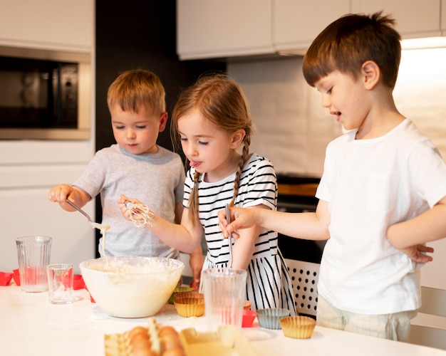 Vue frontale, de, frères soeurs, cuisine, chez soi