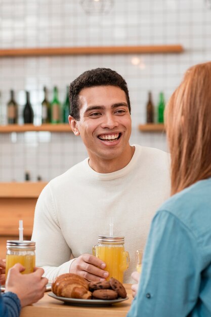 Vue frontale, de, garçon souriant, dans, café