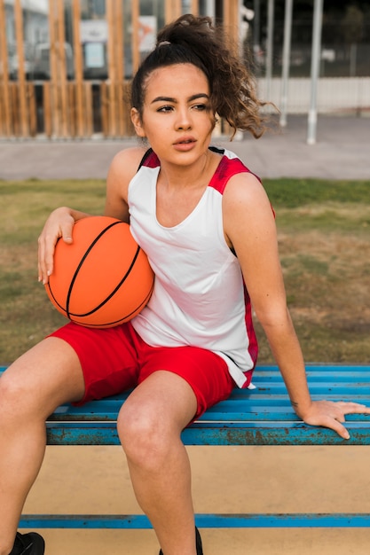 Photo gratuite vue frontale, de, girl, à, balle basket-ball