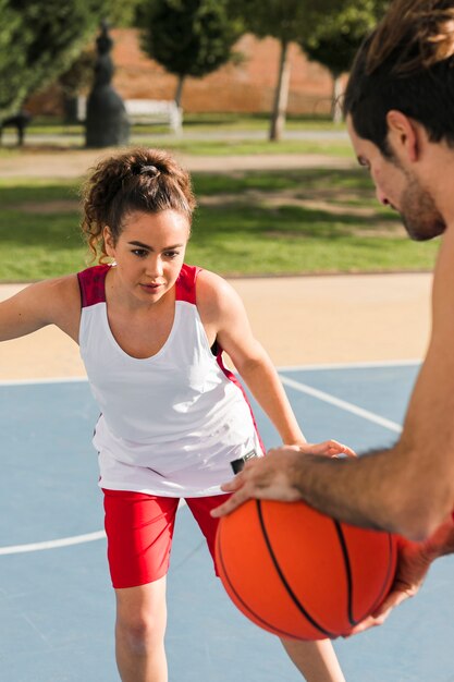 Vue frontale, de, girl, jouer basket-ball