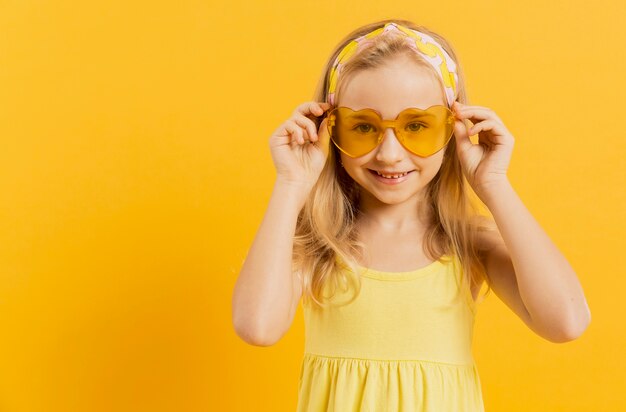 Vue frontale, de, girl, poser, à, lunettes soleil