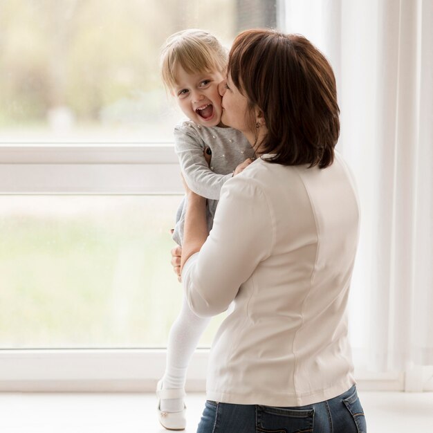 Vue frontale, de, grand-mère, et, petite-fille