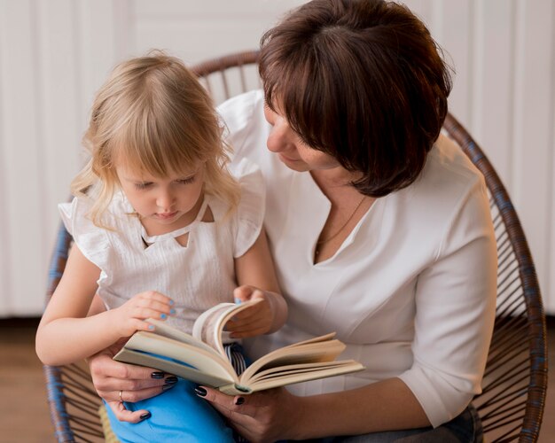 Vue frontale, de, grand-mère, et, petite-fille