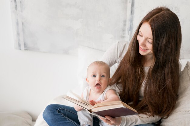 Photo gratuite vue frontale, de, heureux, mère enfant