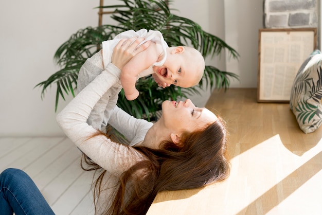 Photo gratuite vue frontale, de, heureux, mère enfant