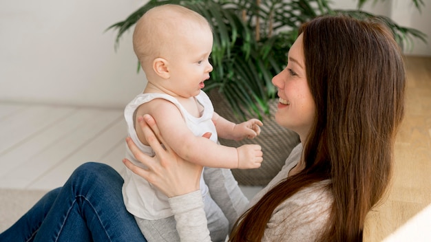 Photo gratuite vue frontale, de, heureux, mère enfant