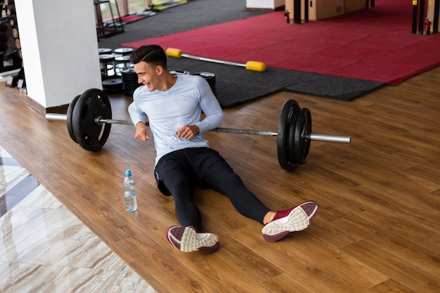 Photo gratuite vue frontale, de, homme, à, gymnase