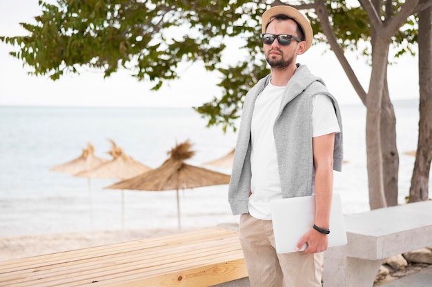 Vue frontale, de, homme plage, tenue, ordinateur portable