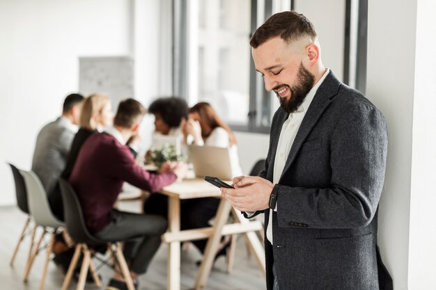 Vue frontale, de, homme, regarder, sien, téléphone