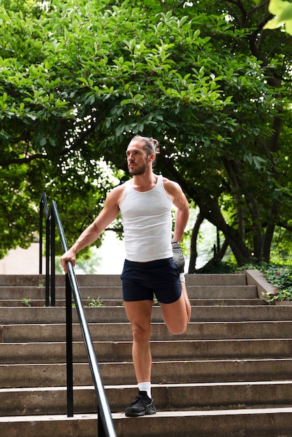 Vue frontale, de, homme, s'étirant dans escalier