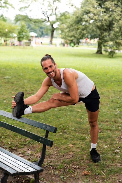 Vue frontale, de, homme, s'étirant dans parc