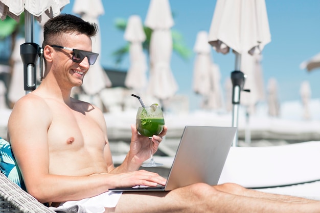 Photo gratuite vue frontale, de, homme souriant, à, plage