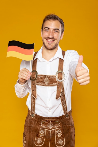 Photo gratuite vue frontale, de, homme, tenant, drapeau allemand