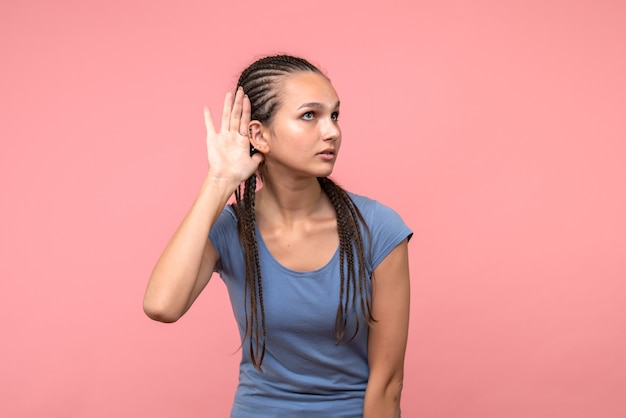 Vue frontale, de, jeune femme, écoute, sur, rose