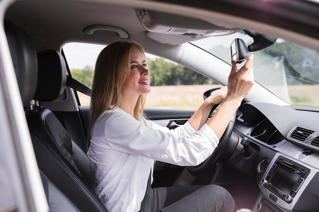 Vue frontale, de, a, jeune femme, regarder dans miroir