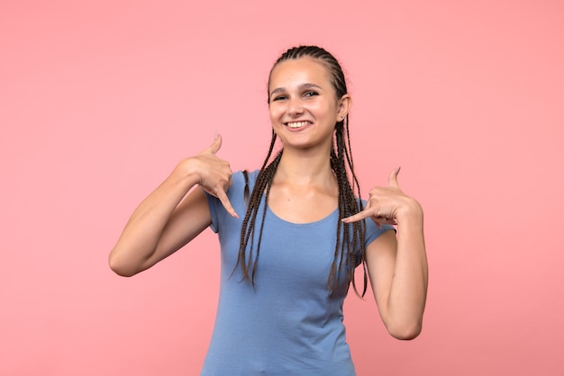 Vue frontale, de, jeune femme, sourire, sur, rose