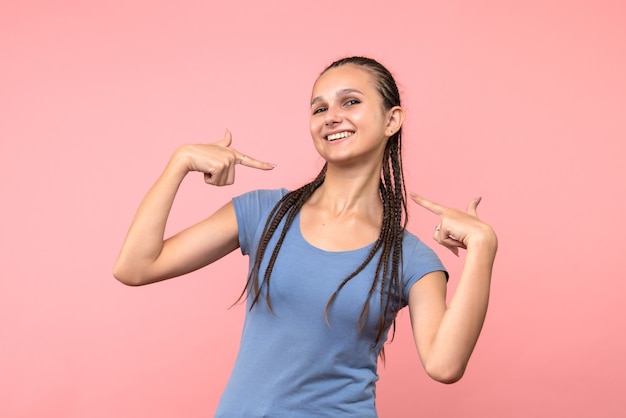 Vue frontale, de, jeune femme, sourire, sur, rose