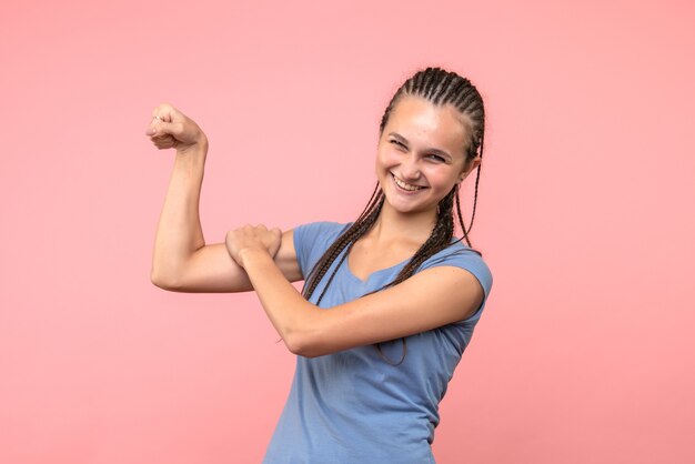 Vue frontale, de, jeune femme, sourire, sur, rose