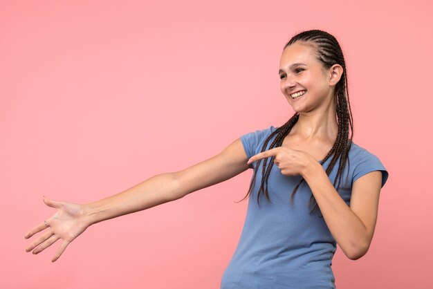 Vue frontale, de, jeune femme, sourire, sur, rose