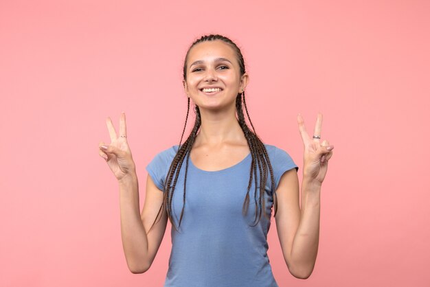 Vue frontale, de, jeune femme, sourire, sur, rose