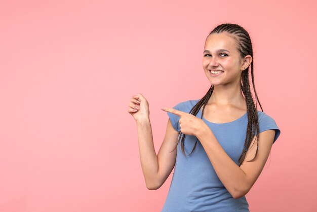 Vue frontale, de, jeune femme, sourire, sur, rose