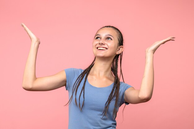 Vue frontale, de, jeune femme, sourire, sur, rose