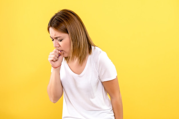 Vue frontale, de, jeune femme, toux, sur, mur jaune