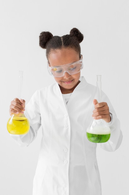 Photo gratuite vue frontale, de, jeune fille, scientifique, dans, blouse laboratoire, tenue, potions, dans, tubes