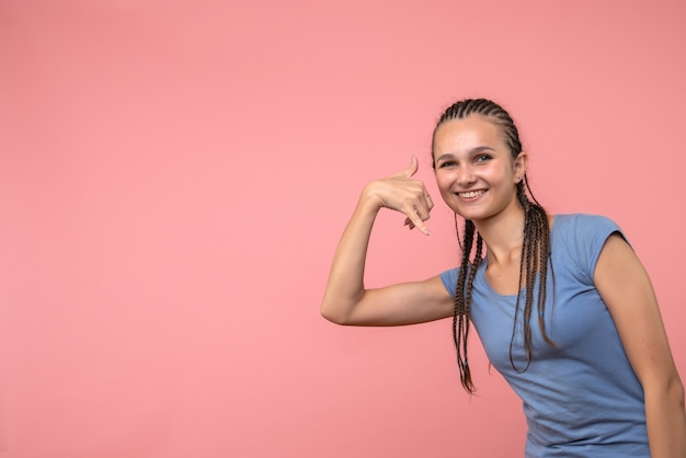 Vue frontale, de, jeune fille, sourire, sur, rose