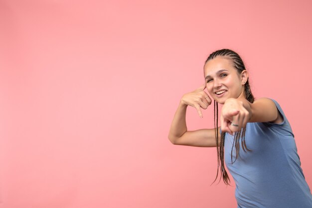 Vue frontale, de, jeune fille, sourire, sur, rose