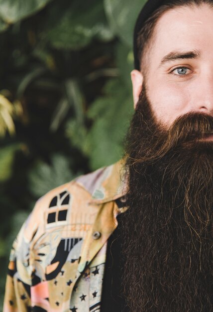 Vue frontale, de, a, jeune homme, à, longue barbe, regarder appareil-photo