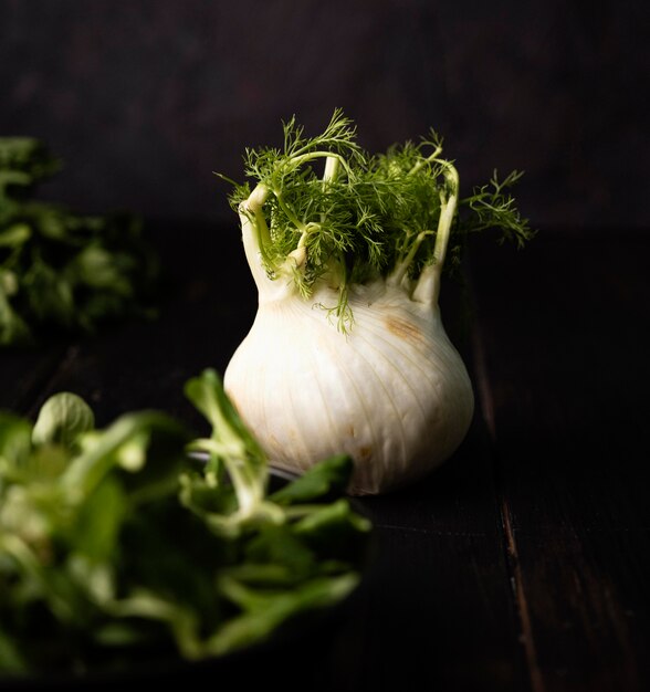 Vue frontale de légumes frais pour salade