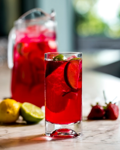 Photo gratuite vue frontale de la limonade vivifiante avec des fraises au citron vert et au gingembre