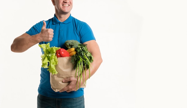 Vue frontale, de, livreur, à, sac épicerie, et, pouces haut