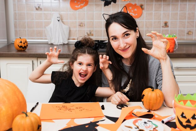 Vue frontale, de, mère fille, regarder appareil-photo