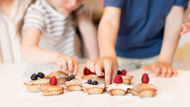 Vue frontale, de, mignon, famille, cuisine, chez soi