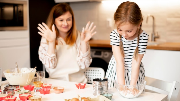 Vue Frontale, De, Mignon, Famille, Cuisine, Ensemble