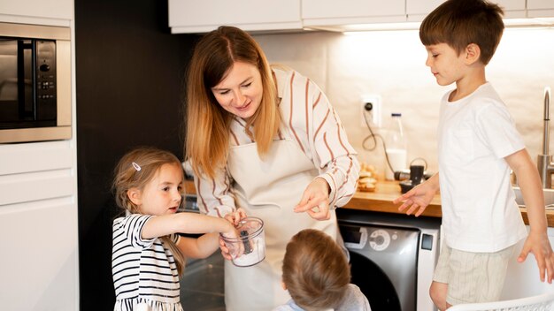 Vue frontale, de, mignon, famille, cuisine, ensemble