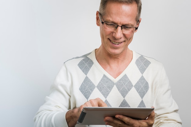 Vue frontale, de, père souriant, regarder dans, tablette