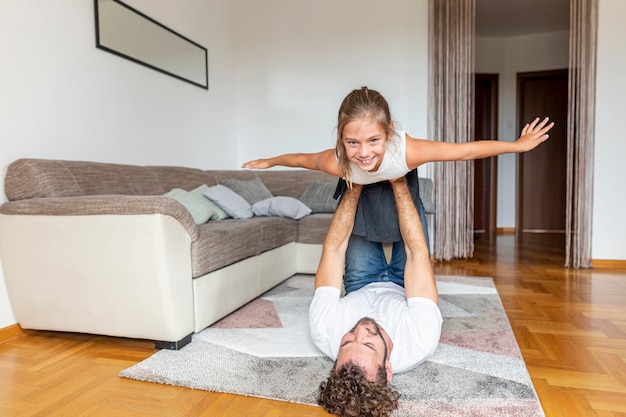 Vue frontale, de, père, tenant fille