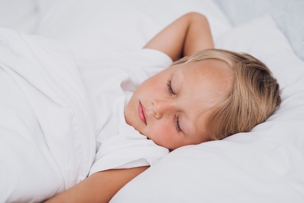 Vue frontale, petit enfant, dormir