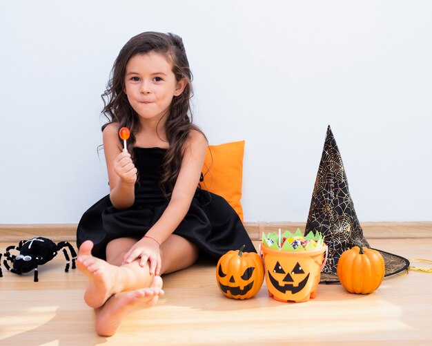 Vue frontale, petite fille, assis, plancher, halloween